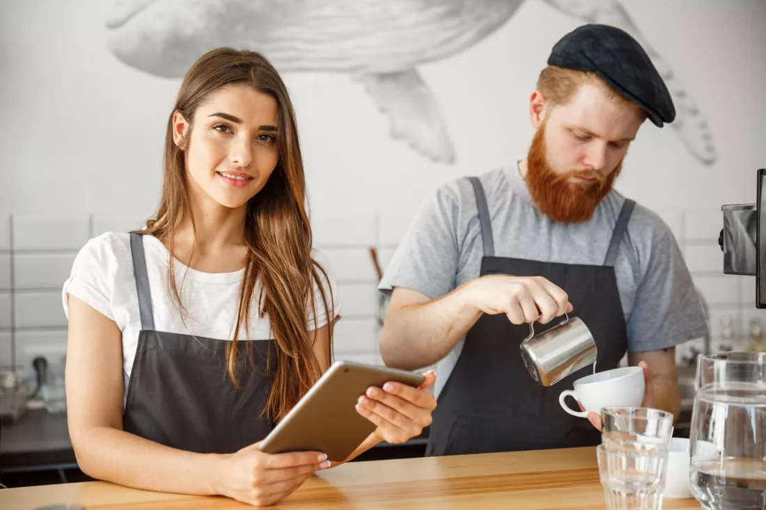 Studenti al lavoro estivo in un bar