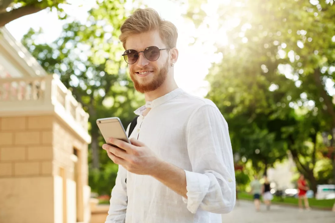 Un ragazzo controlla il suo profilo professionale sullo smartphone