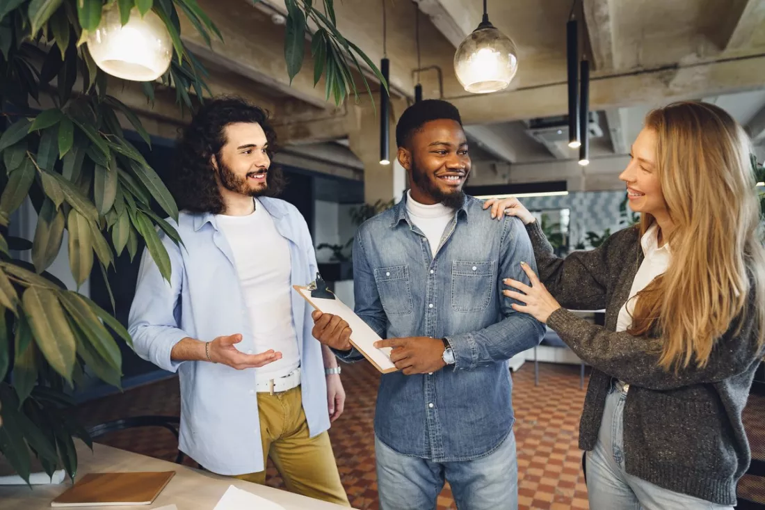 Un team accoglie un nuovo collega