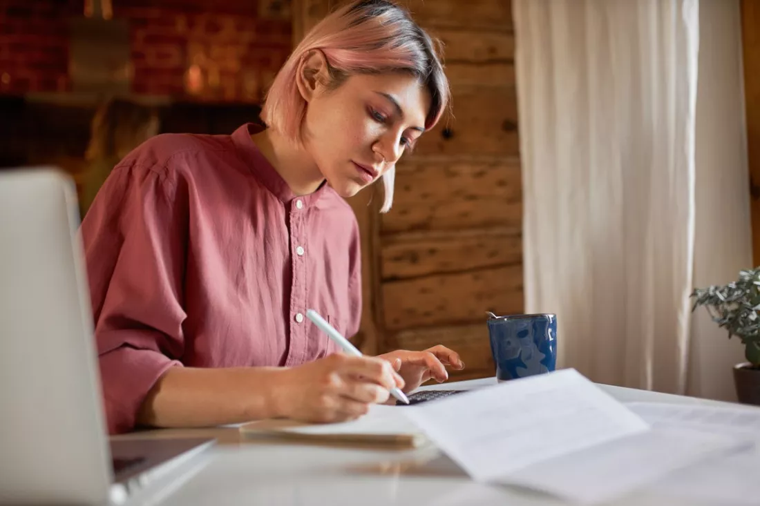 Una studentessa scrive il suo CV