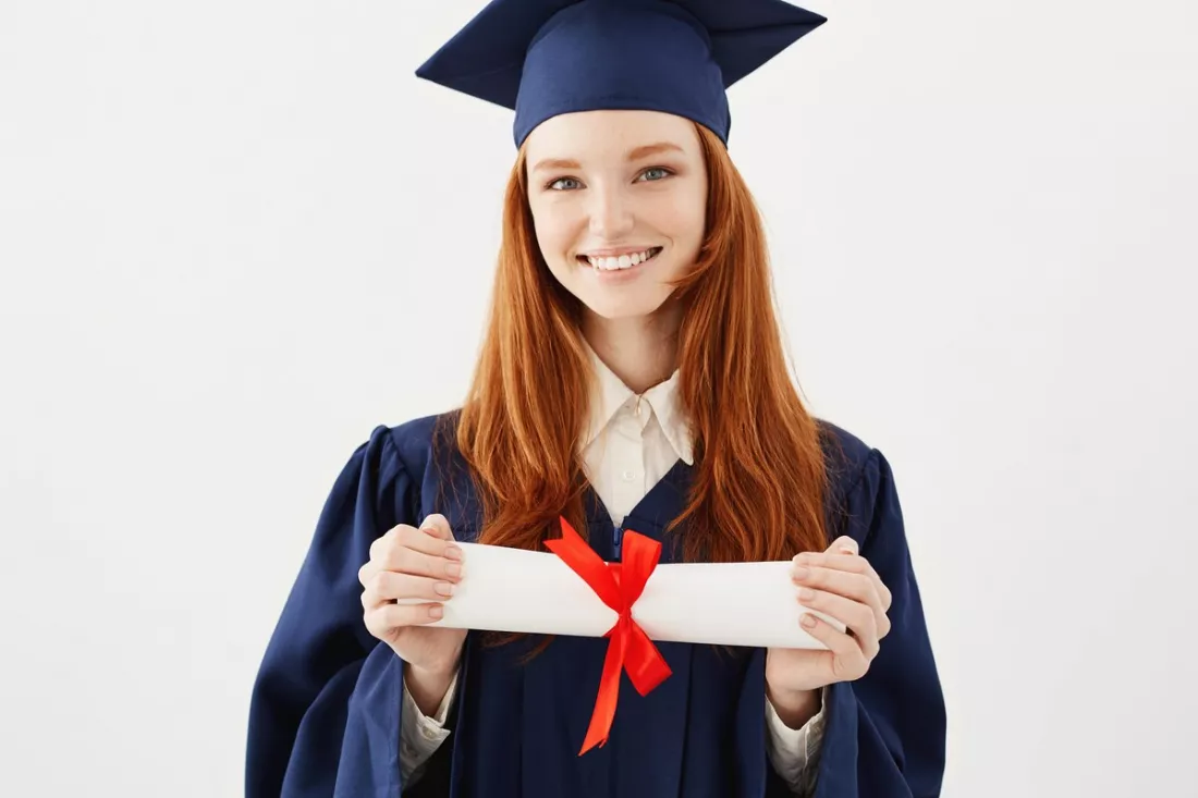 Una giovane laureata con il diploma in mano