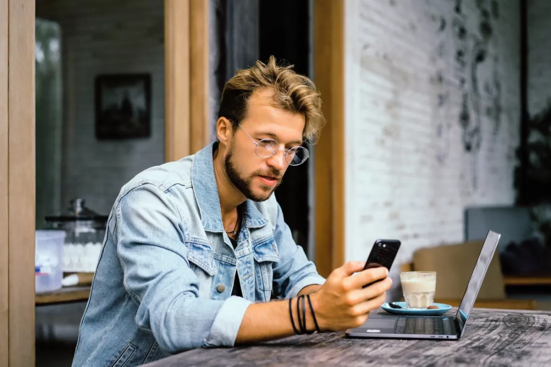 Un ragazzo invia una candidatura